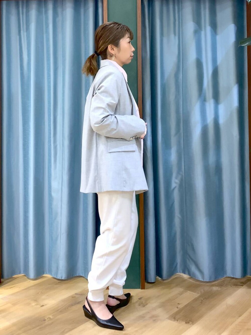 ホワイト系のスウェットパンツ、ピンク系のシャツ/ブラウス、グレー系のテーラードジャケットを着用したレディースの冬コーディネートの2枚目の写真