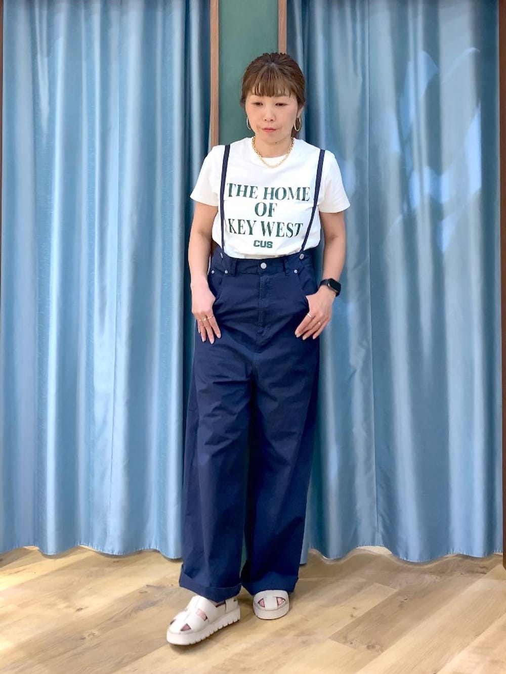 ホワイト系のTシャツ/カットソー、ブルー系のその他パンツ、ベージュ系のサンダルを着用したレディースの春コーディネートの3枚目の写真