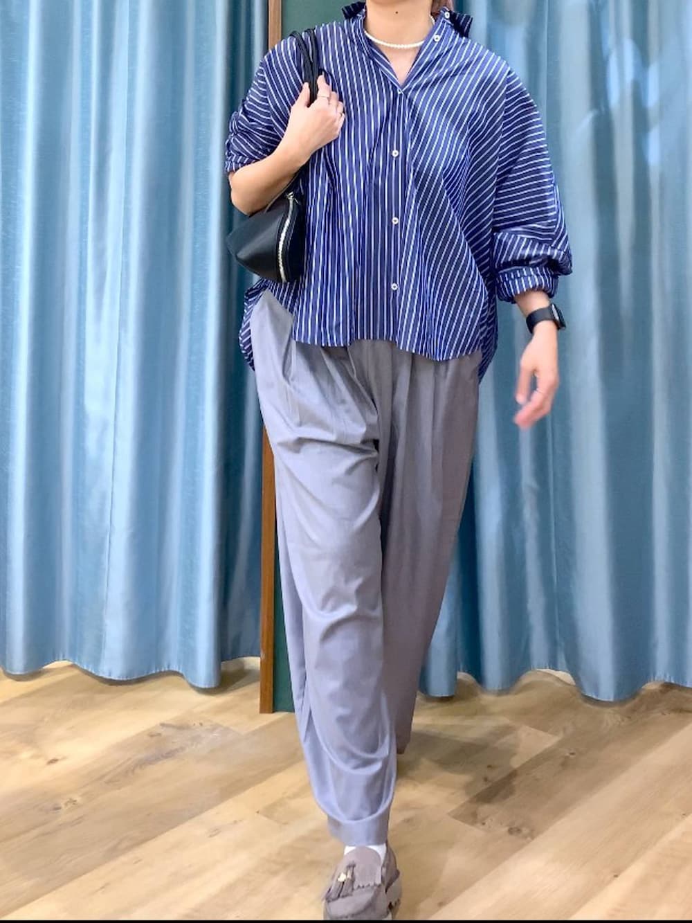 グレー系のローファー、グレー系のその他パンツ、ブルー系のシャツ/ブラウスを着用したレディースの春コーディネートの8枚目の写真