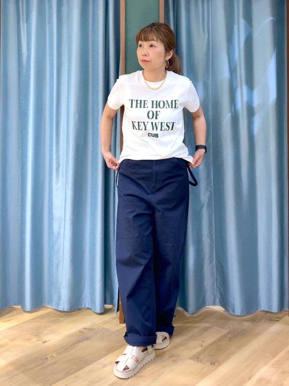 ホワイト系のTシャツ/カットソー、ブルー系のその他パンツ、ベージュ系のサンダルを着用したレディースの春コーディネートの8枚目の写真