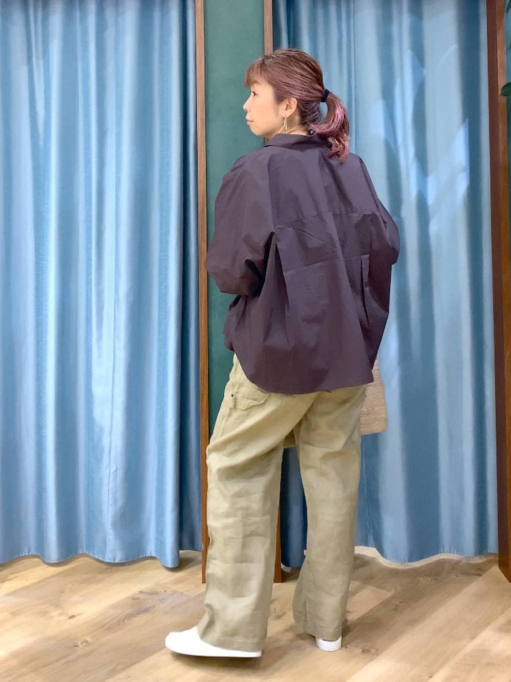 ブラウン系のシャツ/ブラウス、ベージュ系のその他パンツ、ホワイト系のTシャツ/カットソーを着用したレディースの春コーディネートの4枚目の写真