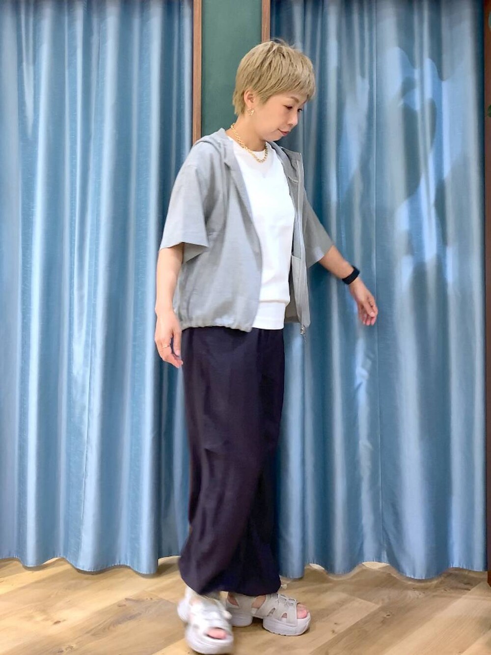 グレー系のサンダル、グレー系のその他パンツ、グレー系のブルゾンを着用したレディースの夏コーディネートの3枚目の写真