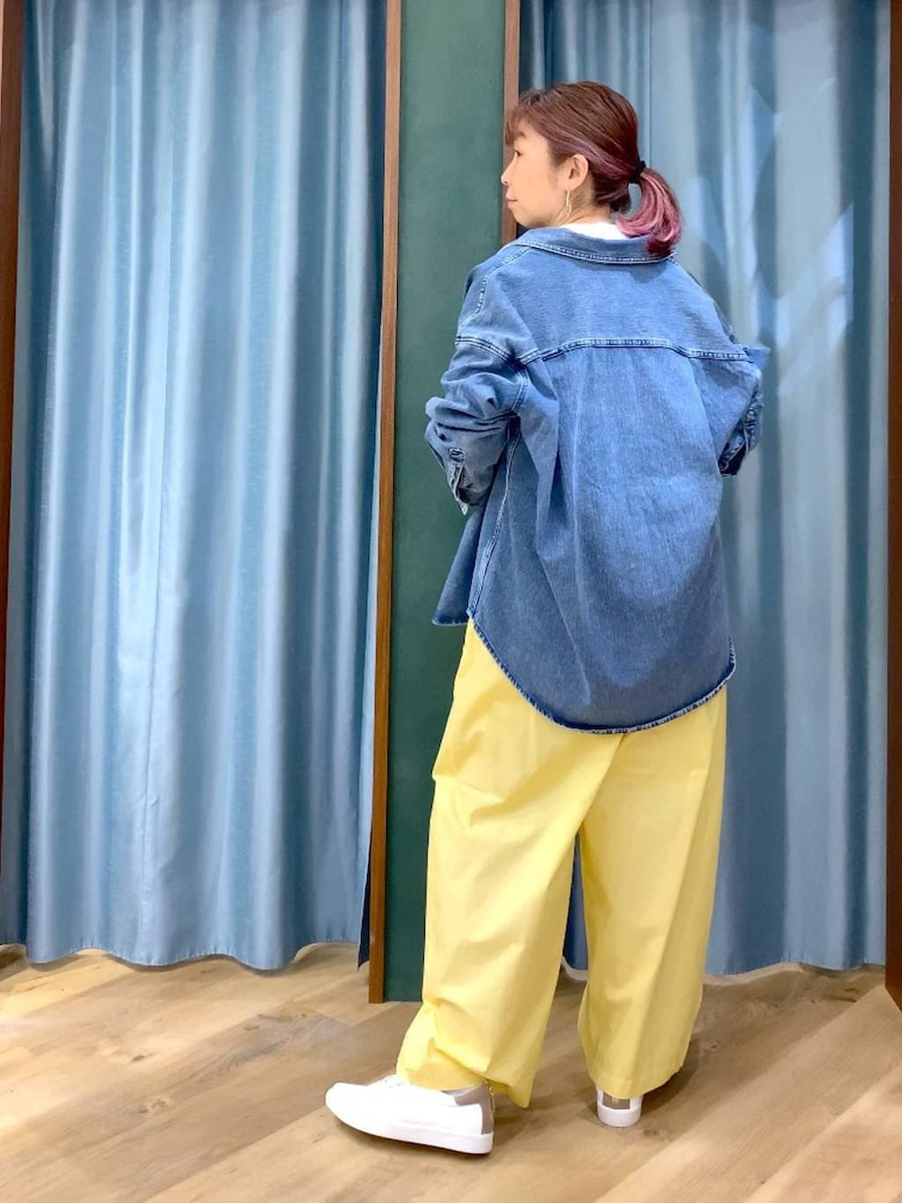 イエロー系のその他パンツ、ブラウン系のスニーカー、ブルー系のシャツ/ブラウスを着用したレディースの春コーディネートの4枚目の写真