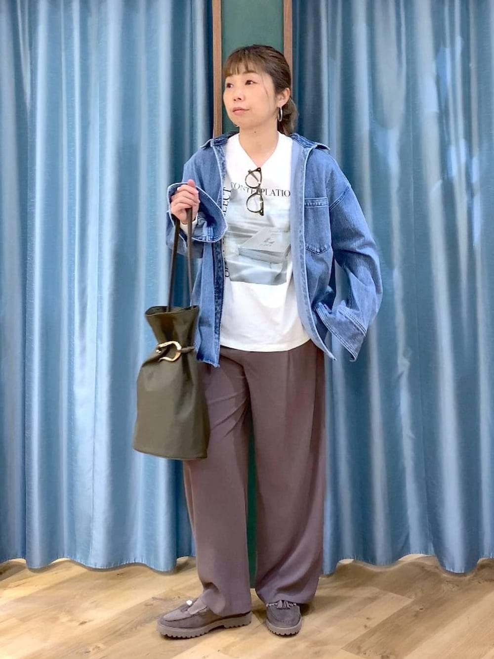 グリーン系のスラックス、ブルー系のシャツ/ブラウス、グレー系のローファーを着用したレディースの春コーディネートの4枚目の写真