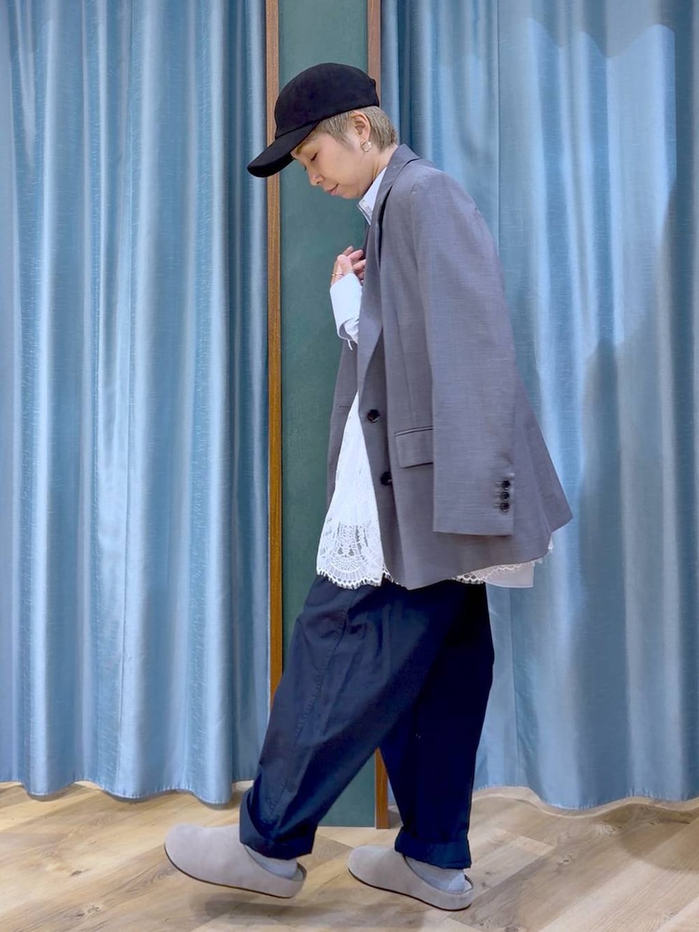 ブルー系のカーゴパンツ、ホワイト系のキャミソール、ブルー系のシャツ/ブラウスを着用したレディースの秋コーディネートの3枚目の写真