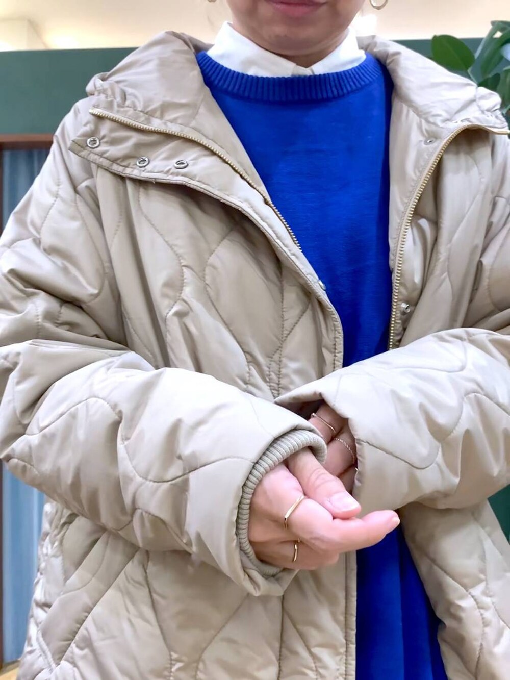 ホワイト系のシャツ/ブラウス、ベージュ系のブルゾン、ブルー系のニット/セーターを着用したレディースの冬コーディネートの10枚目の写真