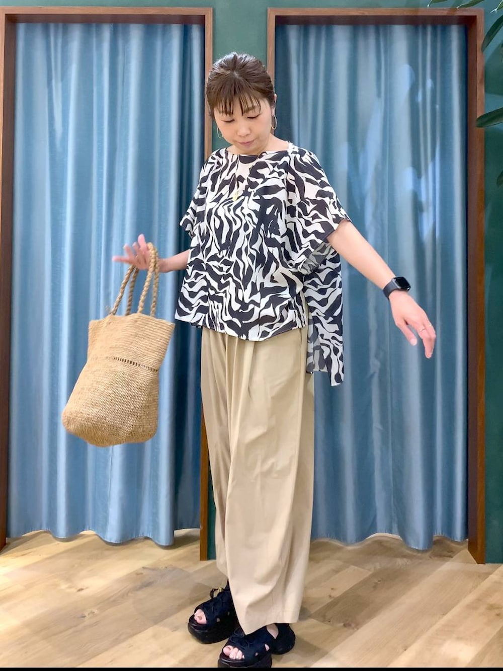 ブラック系のシャツ/ブラウス、ベージュ系のその他パンツ、ブラック系のサンダルを着用したレディースの春コーディネートの5枚目の写真