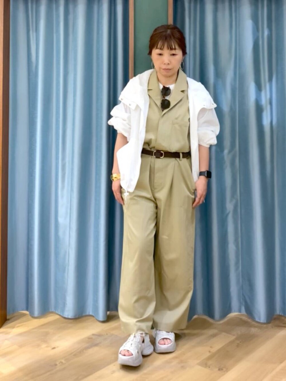 ホワイト系のTシャツ/カットソー、ホワイト系のブルゾン、グレー系のサンダルを着用したレディースの春コーディネートの3枚目の写真