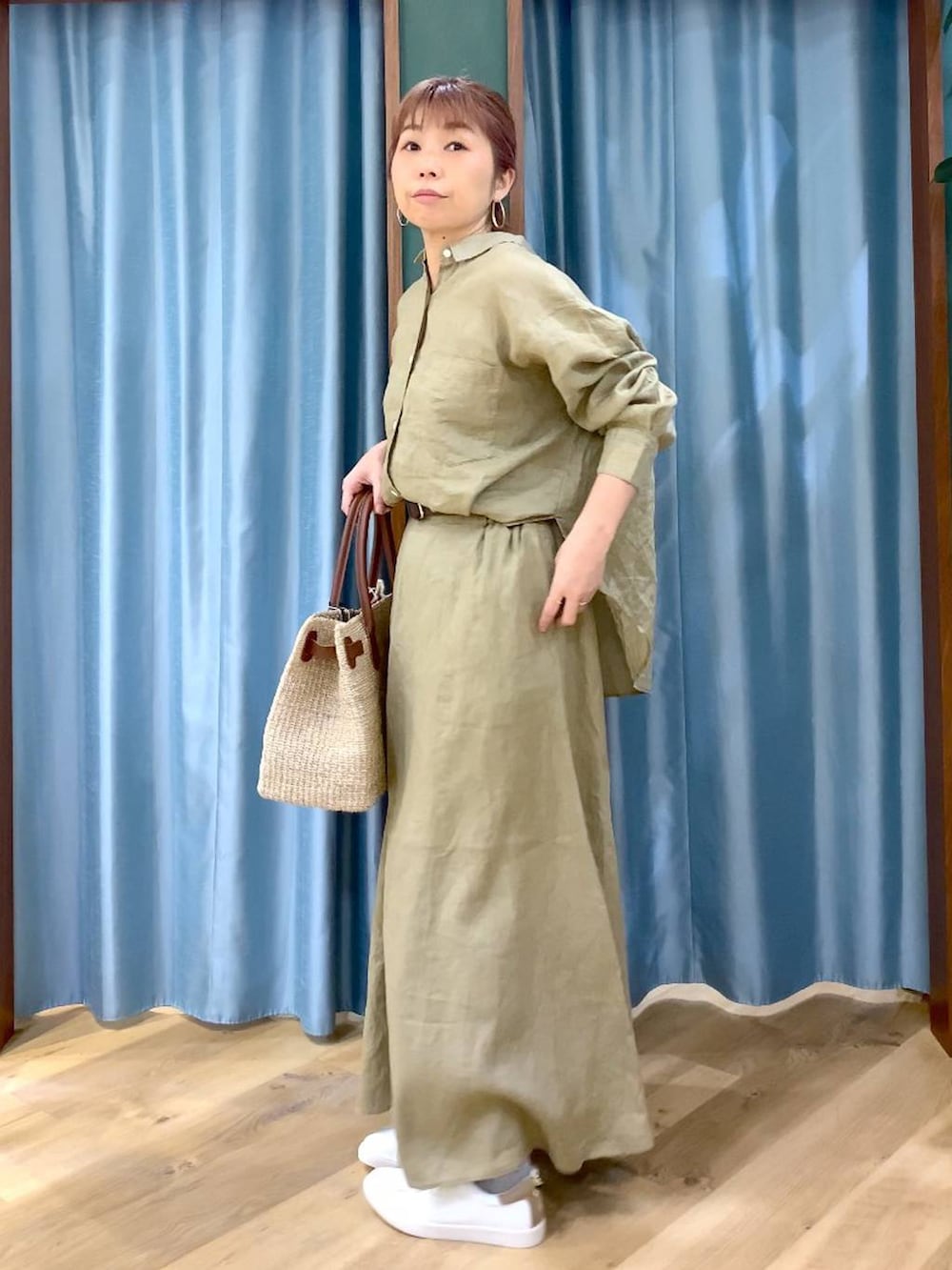 ベージュ系のシャツ/ブラウス、ブラウン系のスニーカー、ベージュ系のスカートを着用したレディースの春コーディネートの5枚目の写真