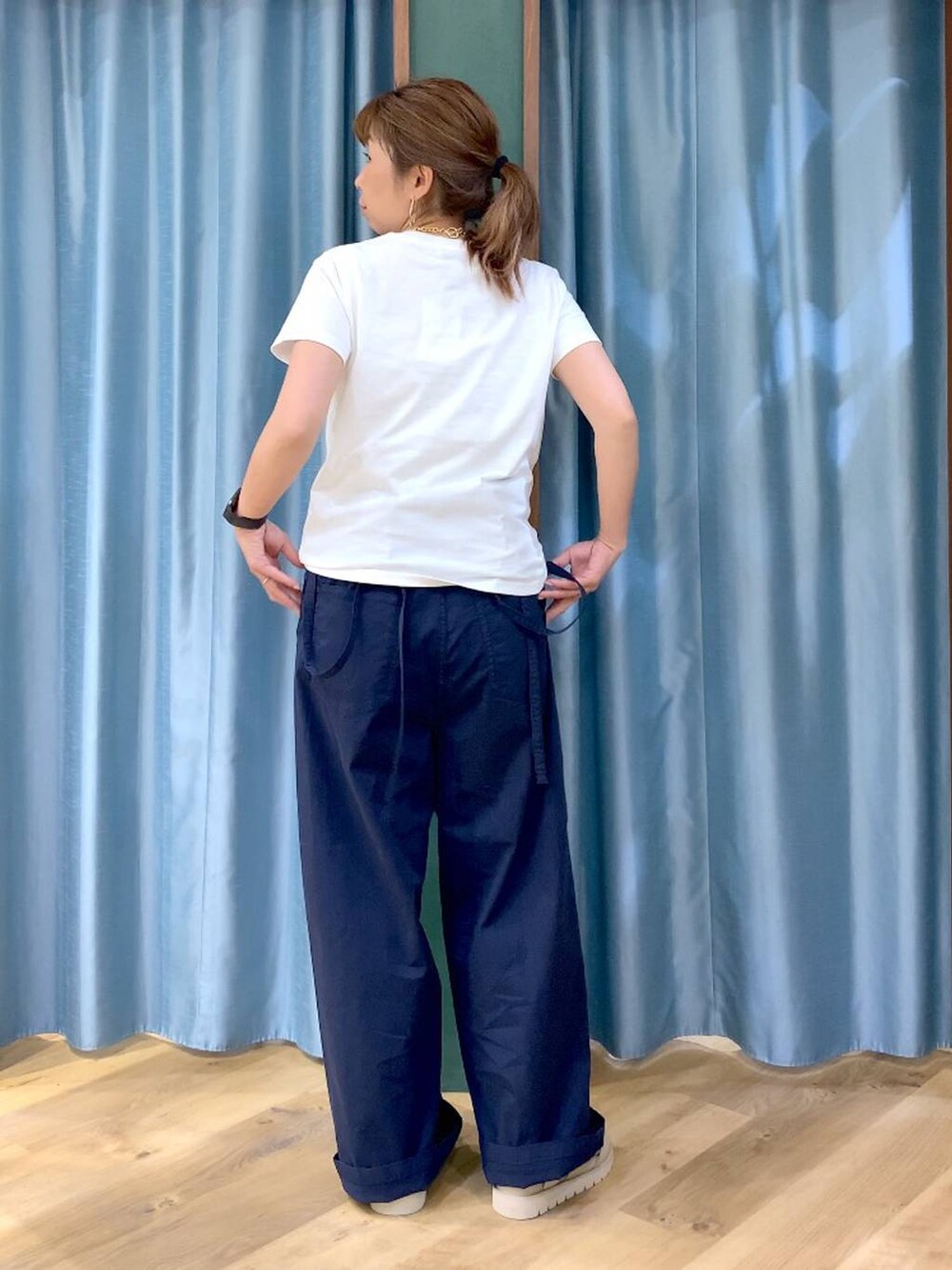 ホワイト系のTシャツ/カットソー、ブルー系のその他パンツ、ベージュ系のサンダルを着用したレディースの春コーディネートの9枚目の写真