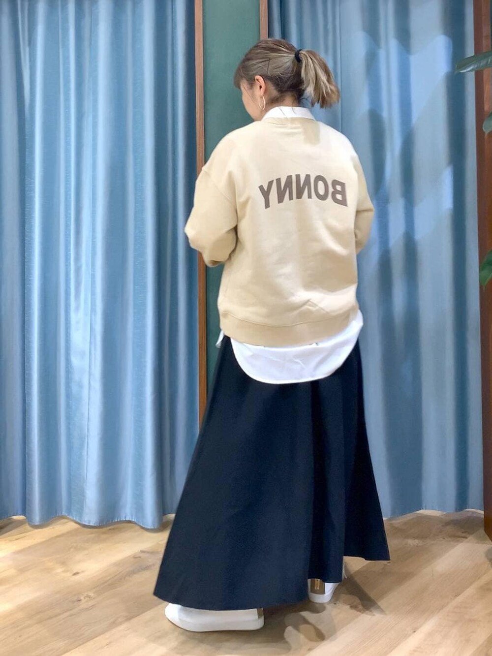 ブラック系のスカート、ホワイト系のシャツ/ブラウス、ベージュ系のスウェットを着用したレディースの冬コーディネートの6枚目の写真