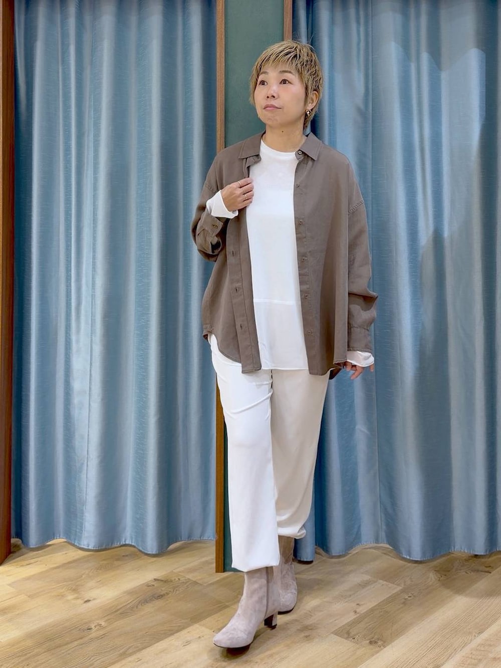 ブラウン系のブーツ、ブラウン系のシャツ/ブラウス、ホワイト系のTシャツ/カットソーを着用したレディースの秋コーディネートの2枚目の写真