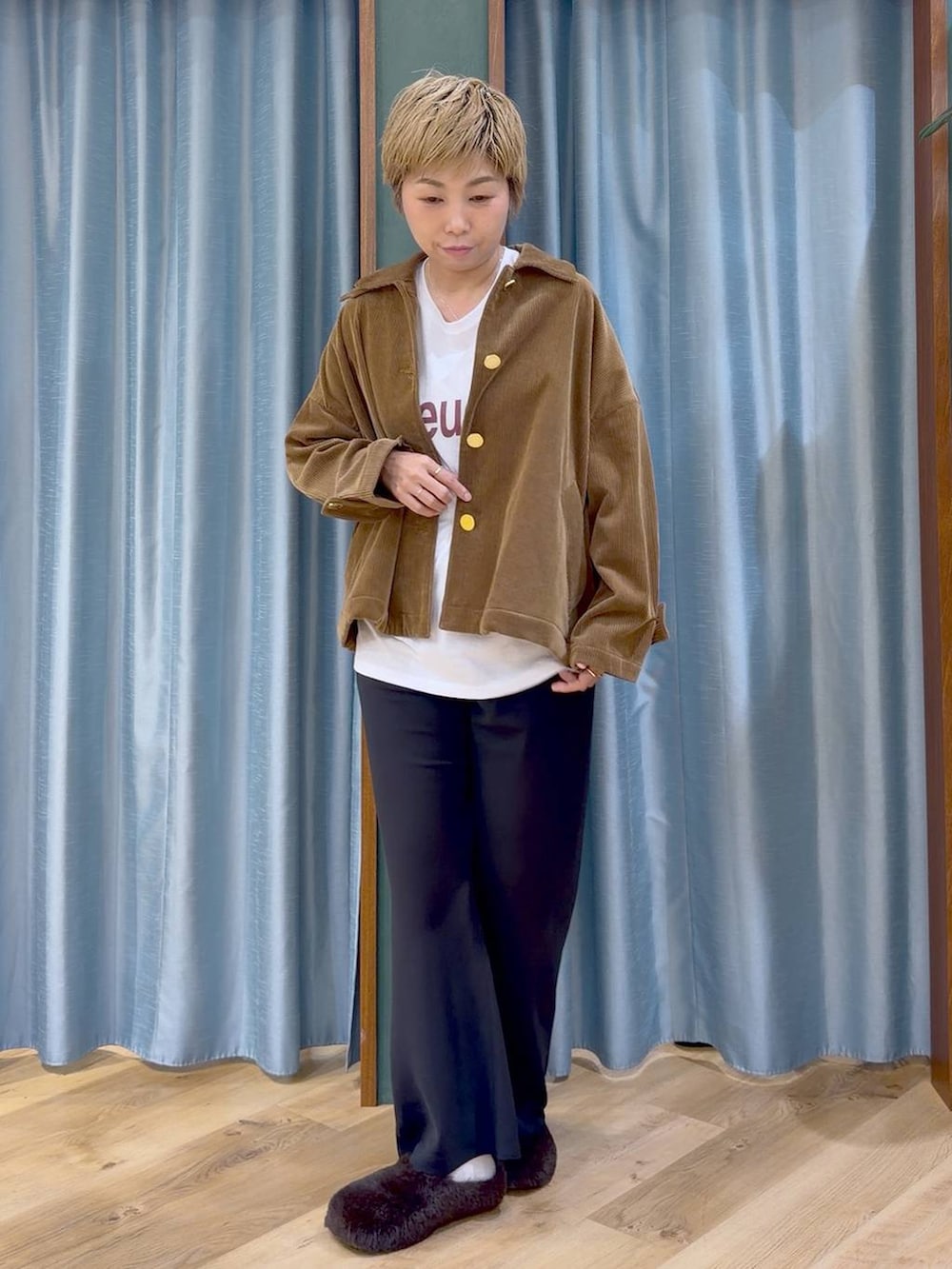 ブラウン系のその他シューズ、ホワイト系のTシャツ/カットソー、イエロー系のその他アウターを着用したレディースの秋コーディネートの2枚目の写真