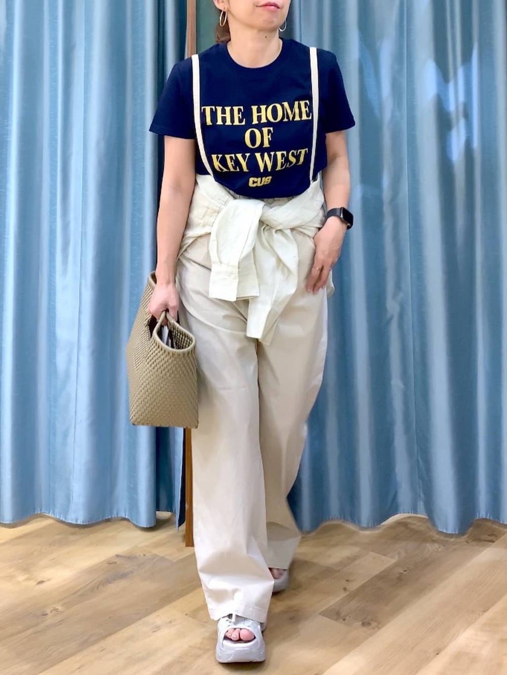 ベージュ系のシャツ/ブラウス、ブルー系のTシャツ/カットソー、グレー系のサンダルを着用したレディースの春コーディネートの6枚目の写真
