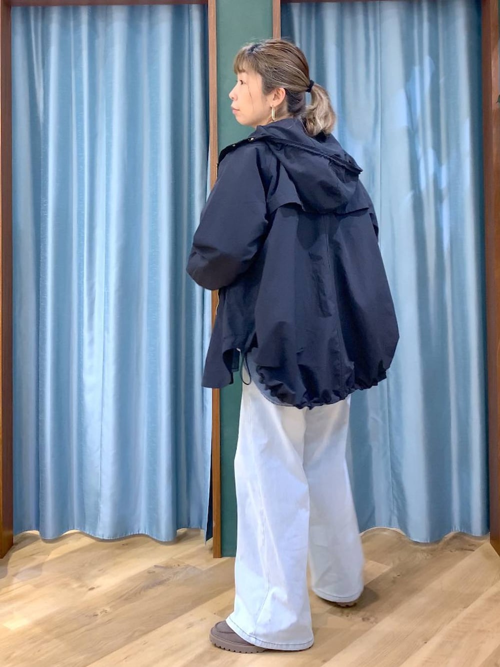 グレー系のローファー、ブルー系のデニムパンツ、ホワイト系のTシャツ/カットソーを着用したレディースの春コーディネートの8枚目の写真