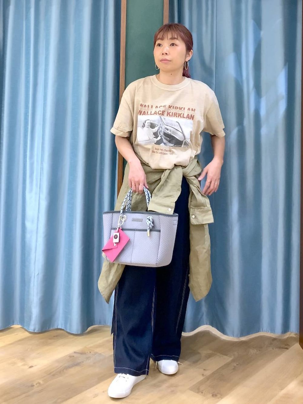 ベージュ系のシャツ/ブラウス、ブルー系のその他パンツ、ベージュ系のTシャツ/カットソーを着用したレディースの春コーディネートの2枚目の写真