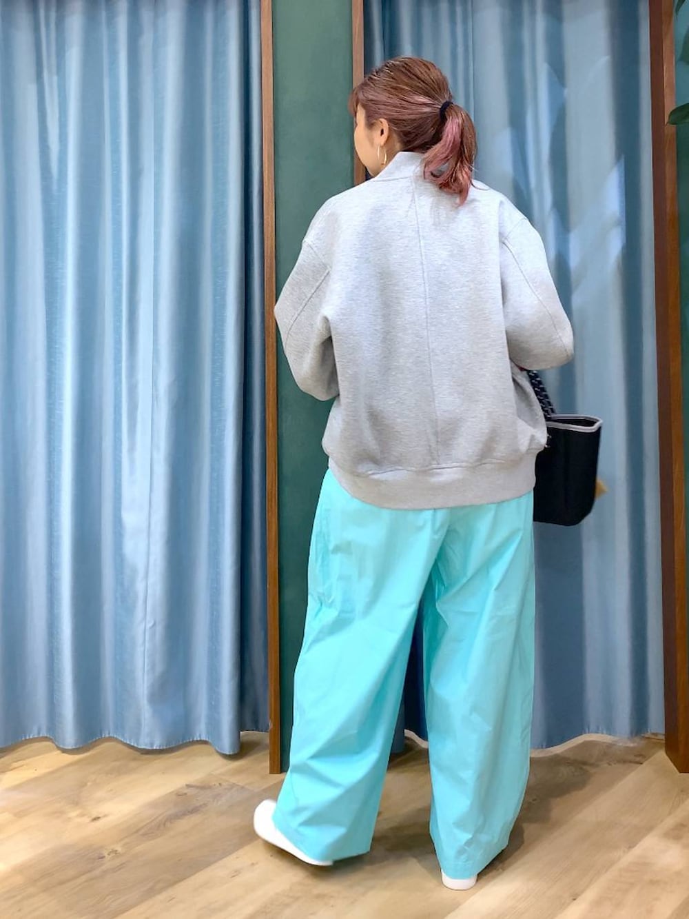 グリーン系のその他パンツ、グレー系のブルゾン、ブラウン系のスニーカーを着用したレディースの春コーディネートの7枚目の写真