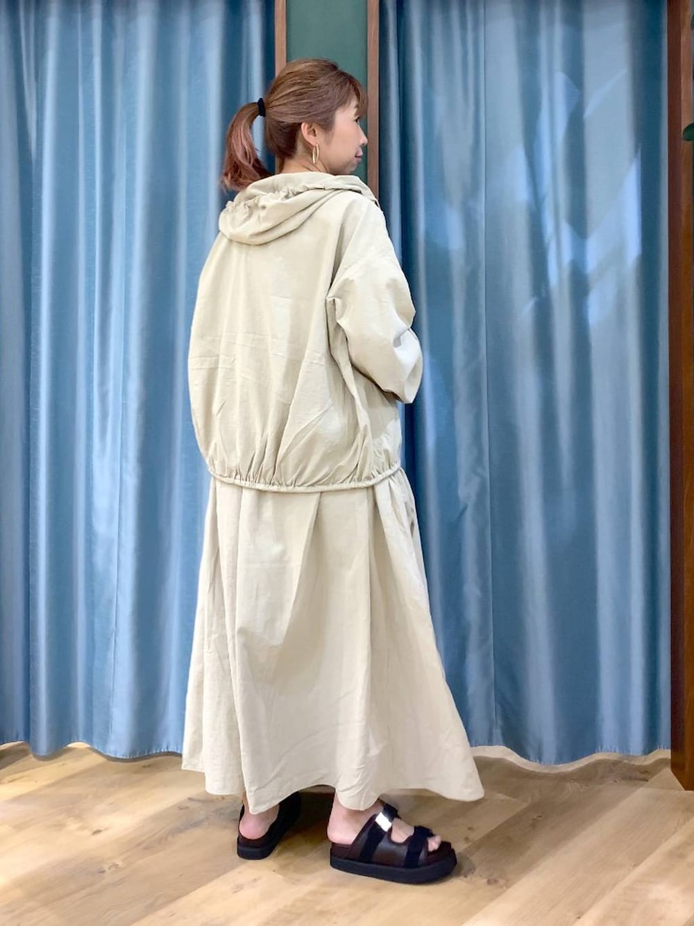 ベージュ系のTシャツ/カットソー、ベージュ系のスカート、ベージュ系のブルゾンを着用したレディースの春コーディネートの4枚目の写真