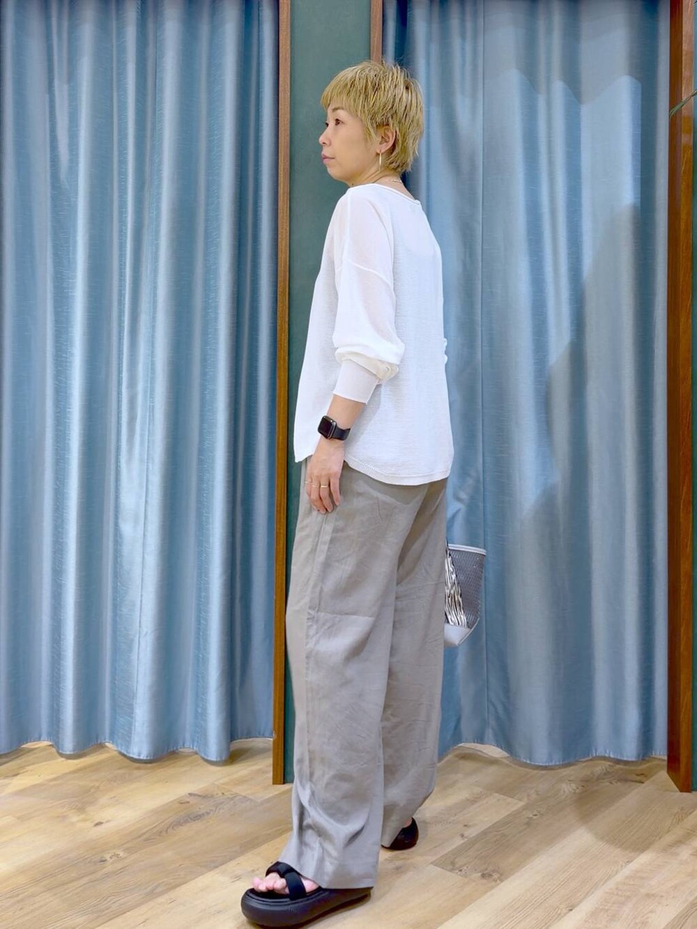 グレー系のトートバッグ、ブラウン系のタンクトップ、ブラウン系のその他パンツを着用したレディースの夏コーディネートの4枚目の写真