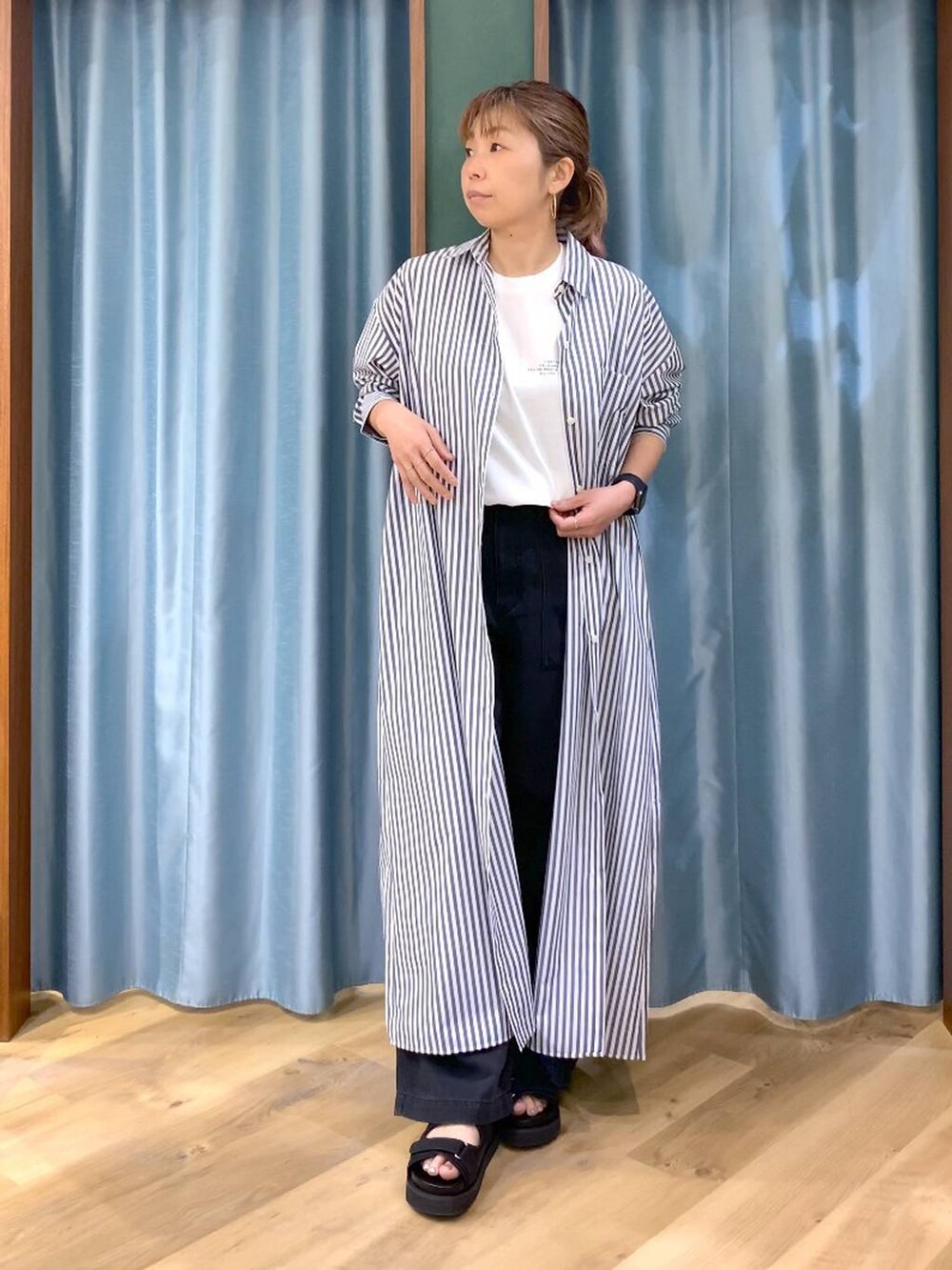 ホワイト系のTシャツ/カットソー、ブルー系のワンピース、グレー系のデニムパンツを着用したレディースの春コーディネートの2枚目の写真