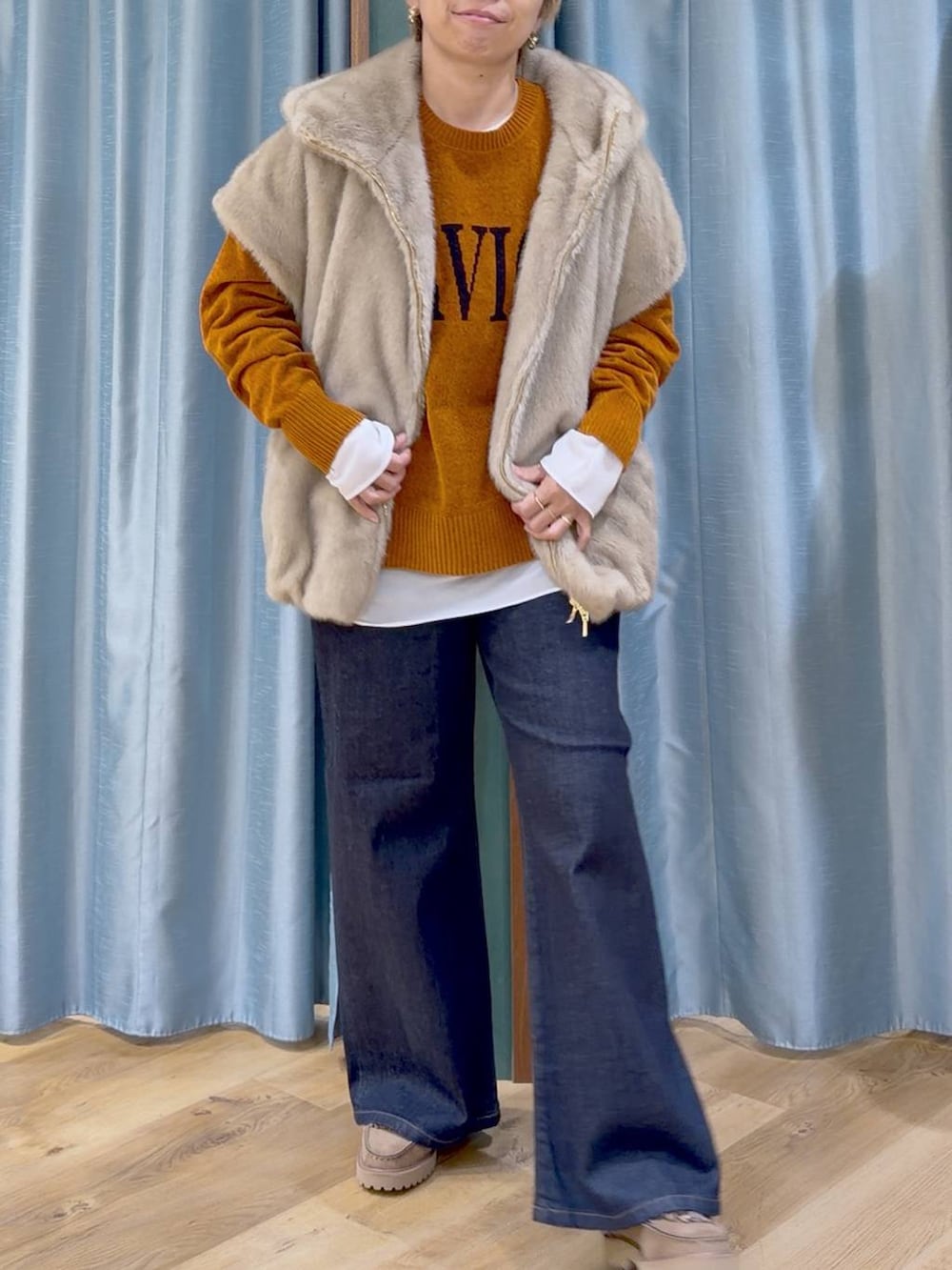 ブルー系のデニムパンツ、ベージュ系のローファー、イエロー系のニット/セーターを着用したレディースの秋コーディネートの10枚目の写真