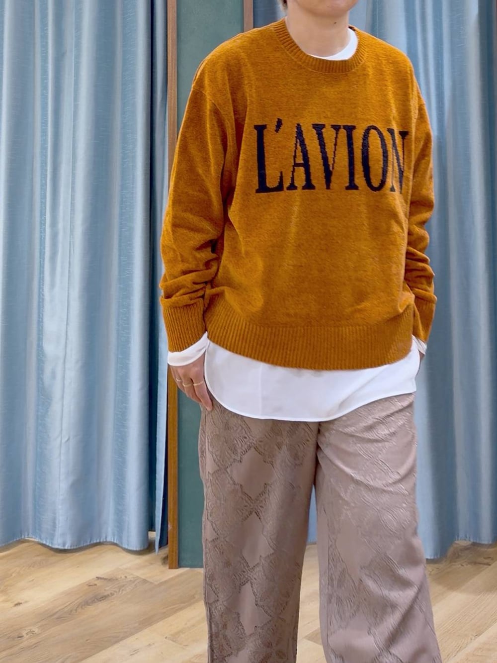 ブラウン系のブーツ、ブラウン系のその他パンツ、イエロー系のニット/セーターを着用したレディースの秋コーディネートの9枚目の写真