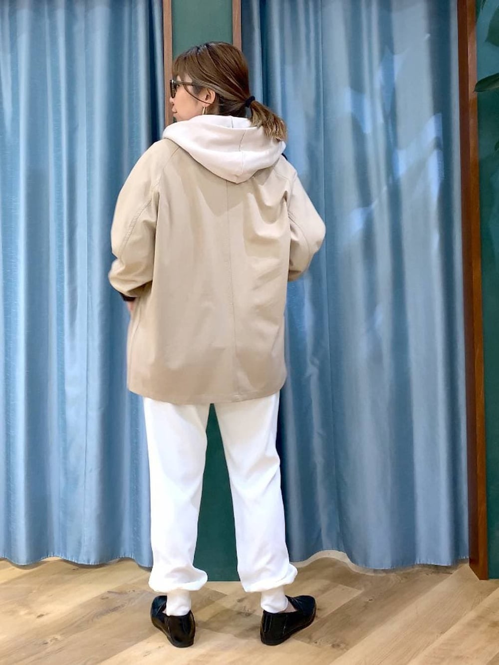 ベージュ系のパーカー、ベージュ系のTシャツ/カットソー、ベージュ系のカバーオールを着用したレディースの春コーディネートの5枚目の写真