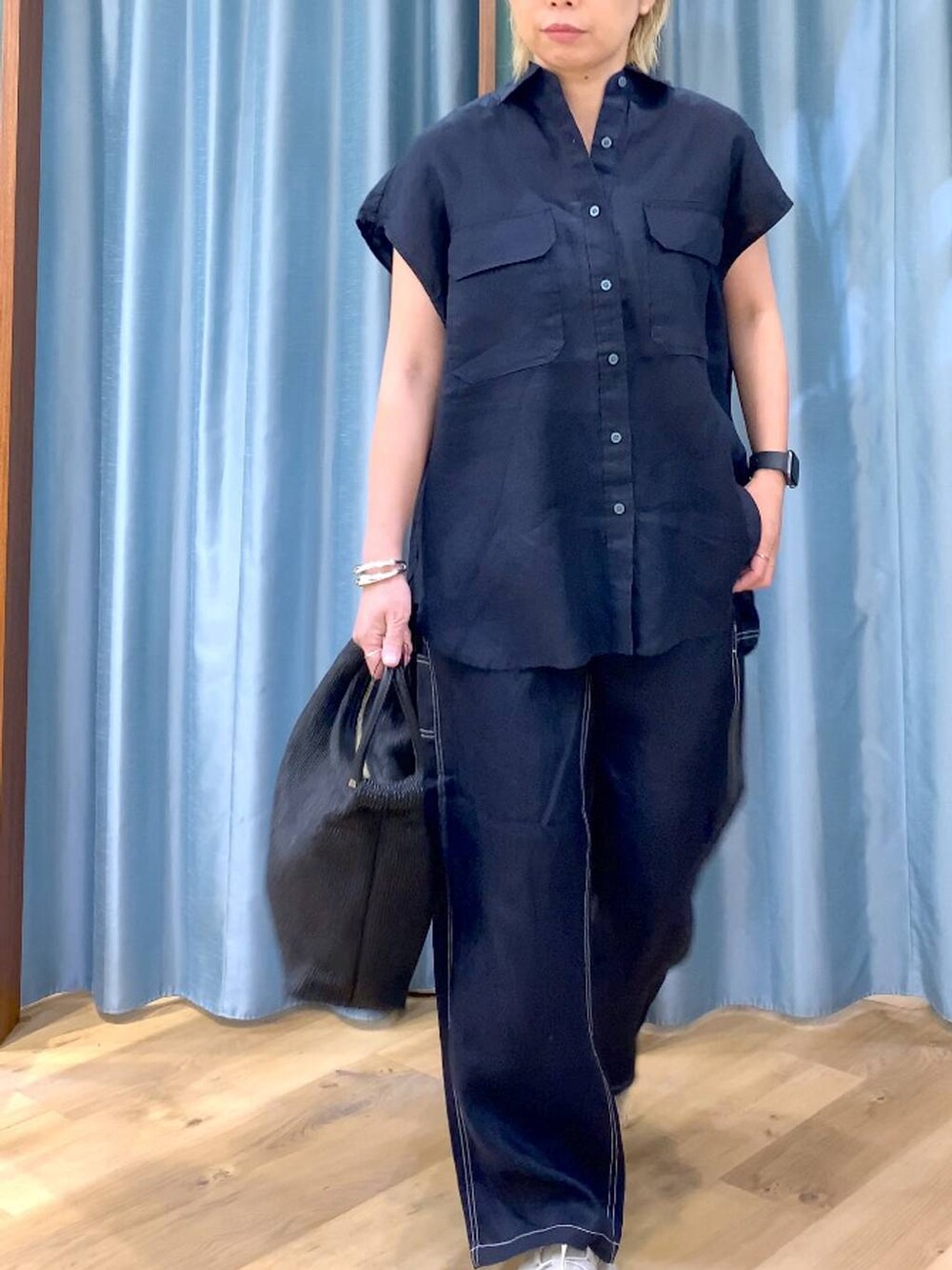 ブルー系のその他パンツ、グレー系のサンダル、ブルー系のシャツ/ブラウスを着用したレディースの夏コーディネートの6枚目の写真