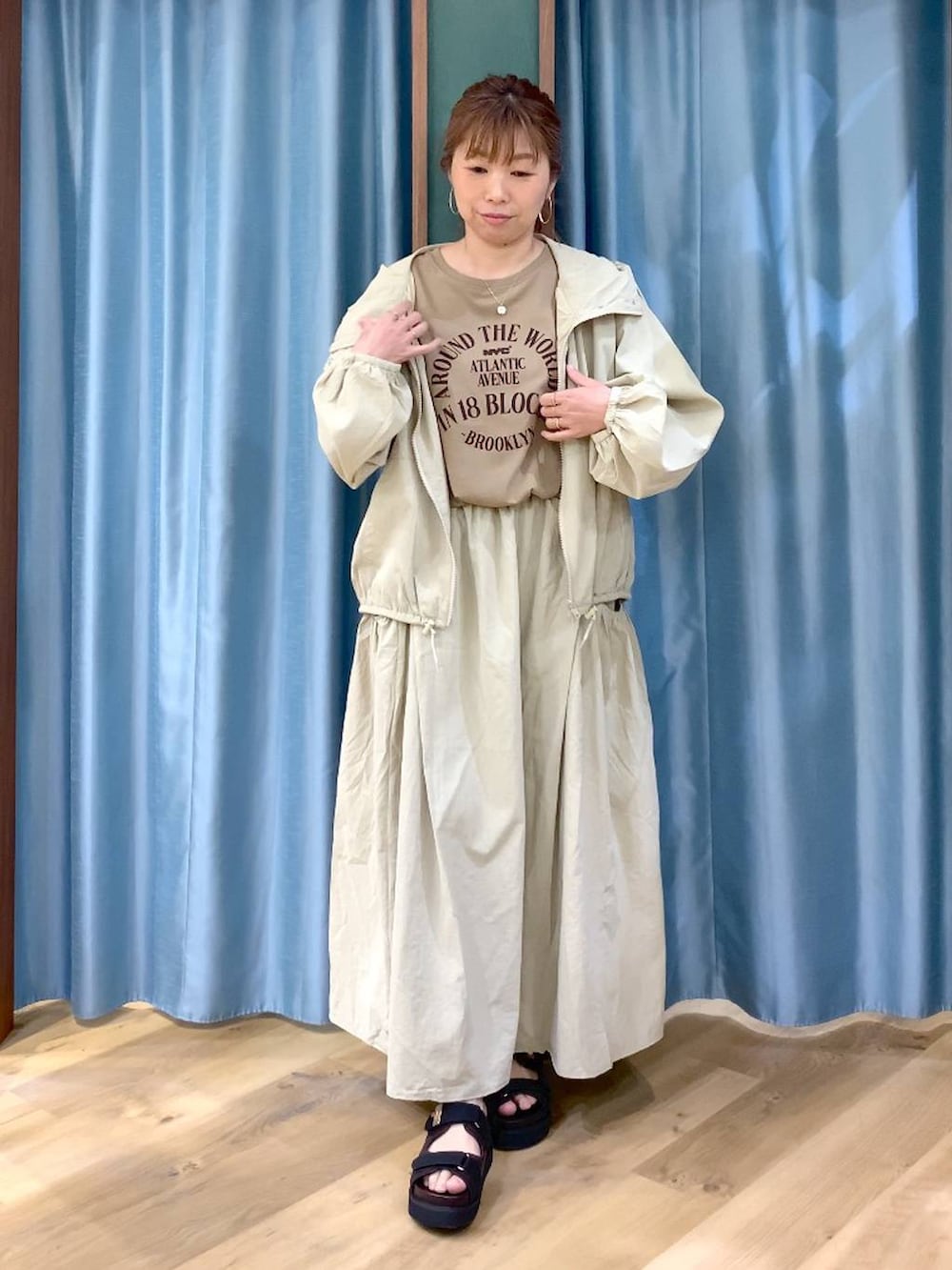 ベージュ系のTシャツ/カットソー、ベージュ系のスカート、ベージュ系のブルゾンを着用したレディースの春コーディネートの2枚目の写真