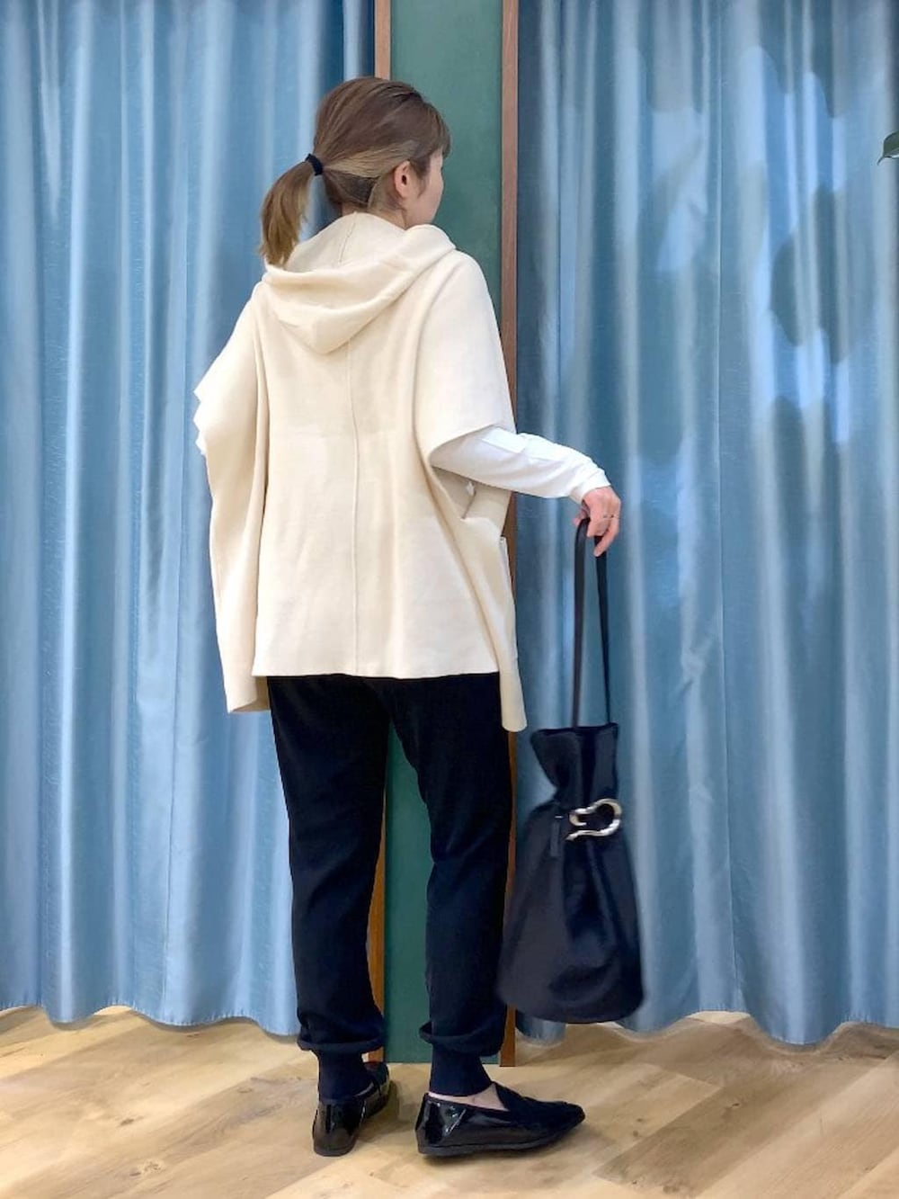 ホワイト系のベスト、ホワイト系のTシャツ/カットソー、ブラック系のその他パンツを着用したレディースの冬コーディネートの7枚目の写真