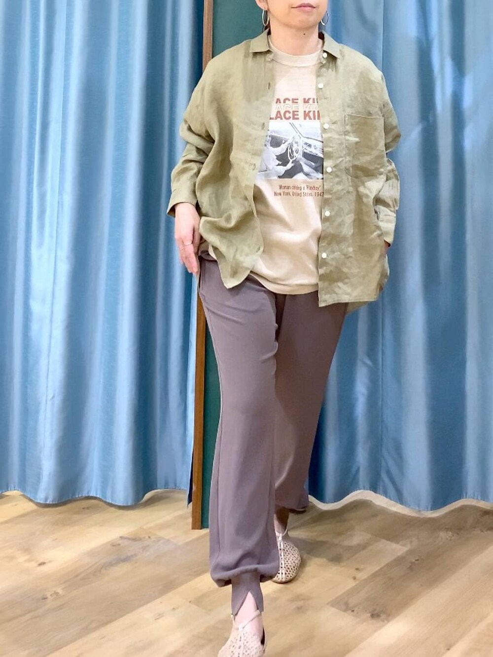 ベージュ系のシャツ/ブラウス、ベージュ系のTシャツ/カットソー、ベージュ系のスリッポンを着用したレディースの春コーディネートの5枚目の写真