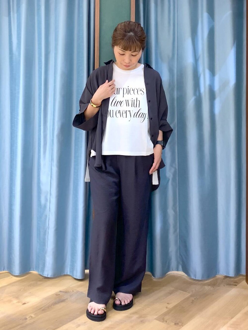 グレー系のシャツ/ブラウス、グレー系のその他パンツ、ホワイト系のTシャツ/カットソーを着用したレディースの春コーディネートの4枚目の写真