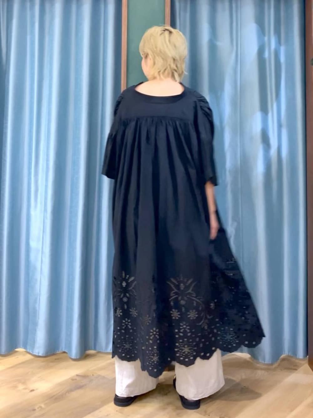 ベージュ系のその他パンツ、ブラック系のサンダル、ブラック系のワンピースを着用したレディースの夏コーディネートの9枚目の写真