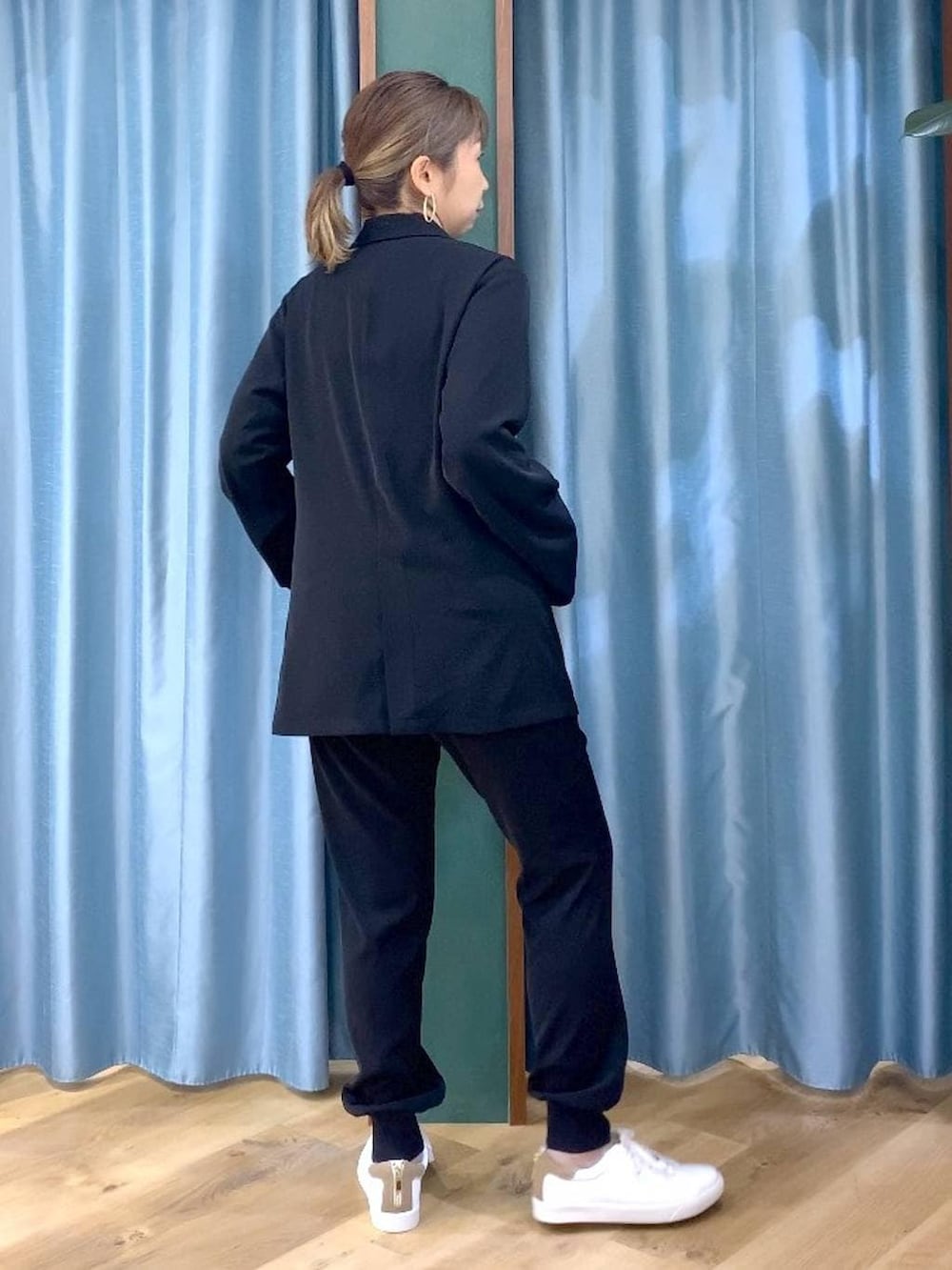 ホワイト系のTシャツ/カットソー、ブラック系のテーラードジャケット、ブラック系のその他パンツを着用したレディースの冬コーディネートの8枚目の写真