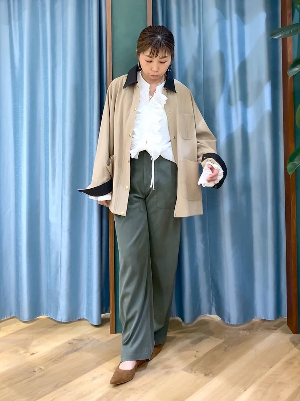 グリーン系のその他パンツ、ベージュ系のカバーオール、イエロー系のパンプスを着用したレディースの冬コーディネートの3枚目の写真