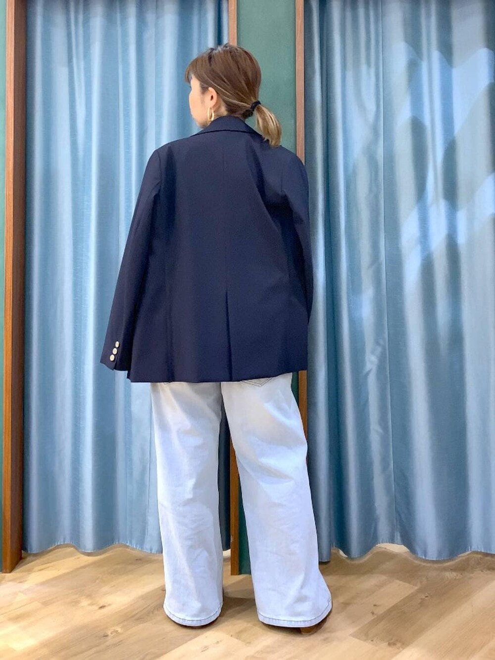 ブルー系のデニムパンツ、ホワイト系のTシャツ/カットソー、ブルー系のテーラードジャケットを着用したレディースの冬コーディネートの5枚目の写真