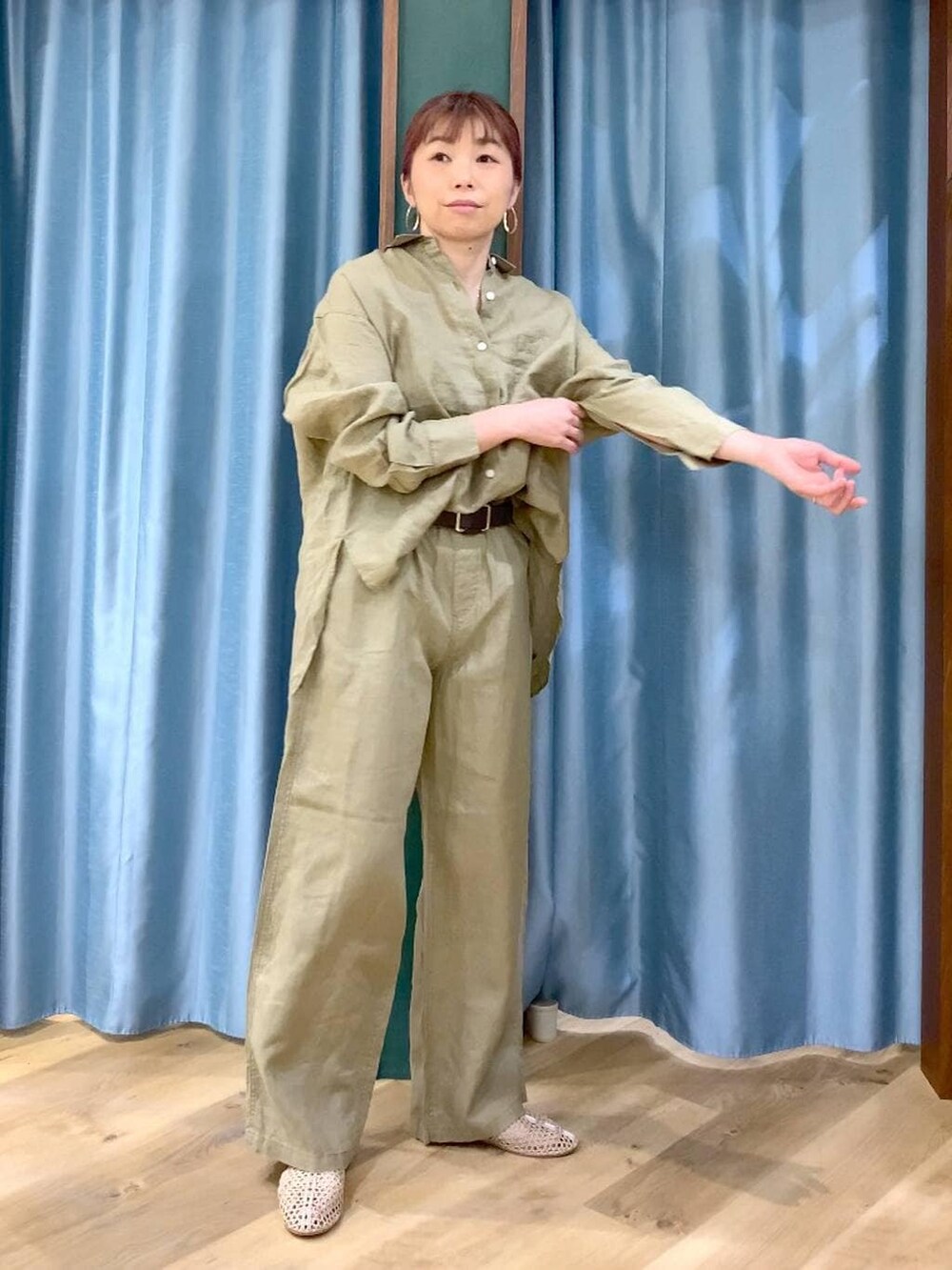 ベージュ系のシャツ/ブラウス、ベージュ系のその他パンツ、ベージュ系のスリッポンを着用したレディースの春コーディネートの3枚目の写真