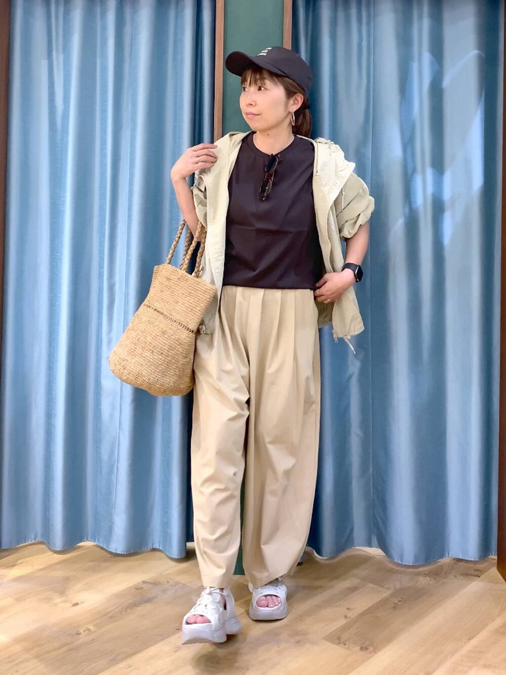 ブラウン系のTシャツ/カットソー、ベージュ系のブルゾン、ベージュ系のその他パンツを着用したレディースの春コーディネートの5枚目の写真