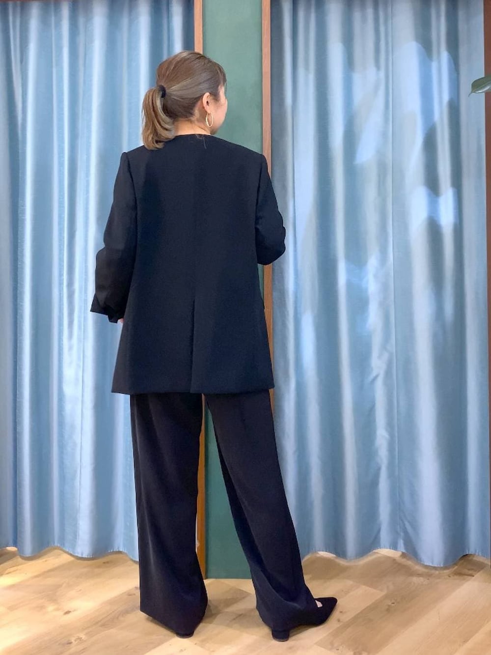 ブラック系のパンプス、ブラック系のつなぎ/オールインワン、ブラック系のノーカラージャケットを着用したレディースの冬コーディネートの5枚目の写真