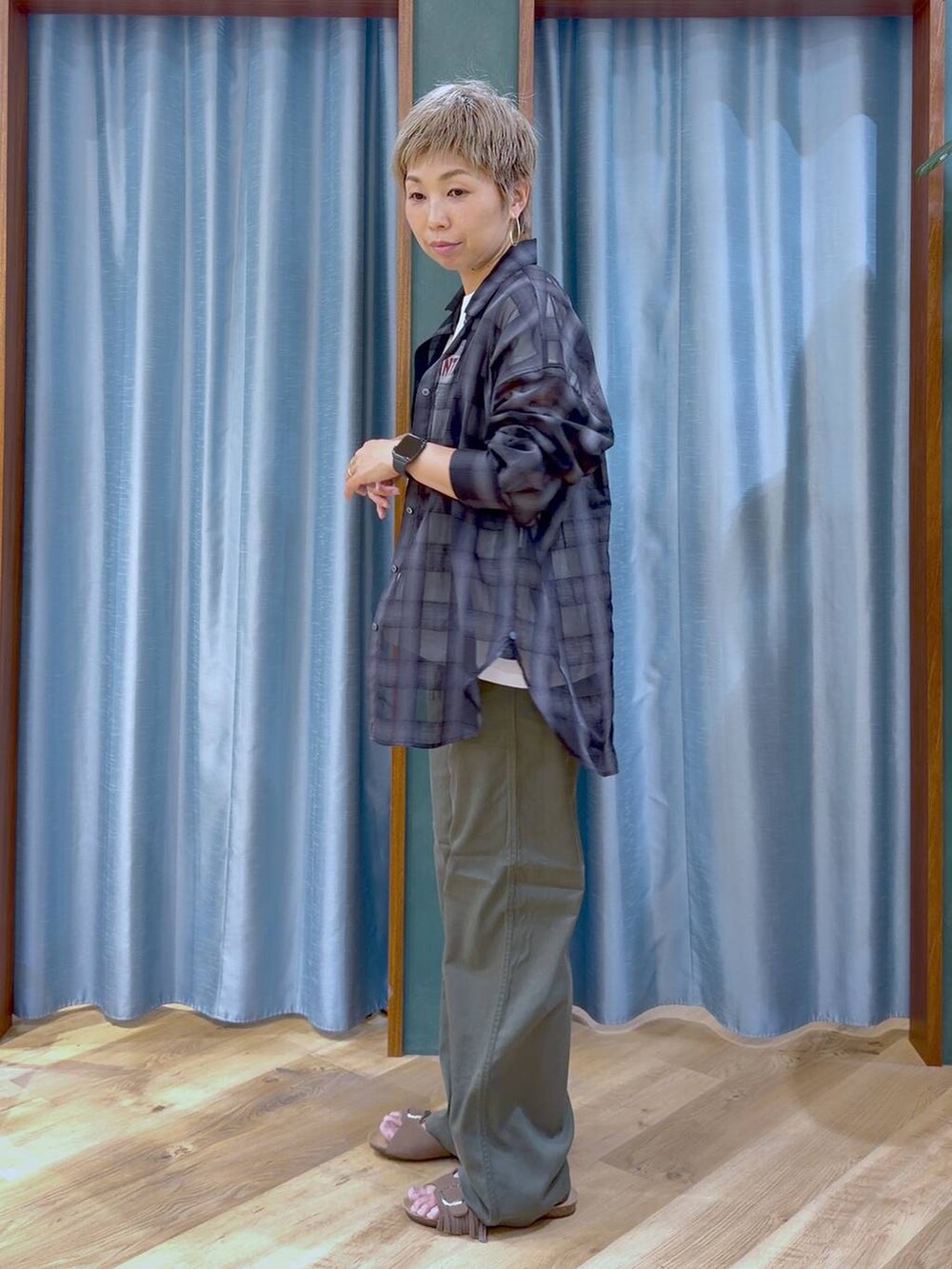 ホワイト系のTシャツ/カットソー、グリーン系のチノパンツ、ブラウン系のサンダルを着用したレディースの夏コーディネートの6枚目の写真