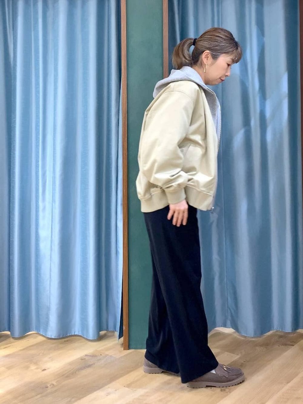 ブラック系のその他パンツ、グレー系のローファー、グレー系のパーカーを着用したレディースの春コーディネートの3枚目の写真