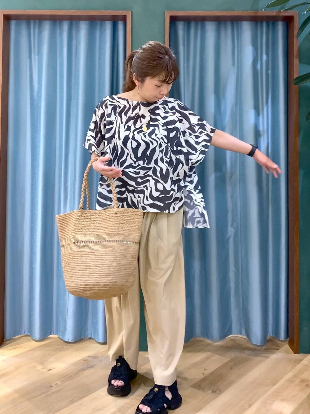 ブラック系のシャツ/ブラウス、ベージュ系のその他パンツ、ブラック系のサンダルを着用したレディースの春コーディネートの4枚目の写真
