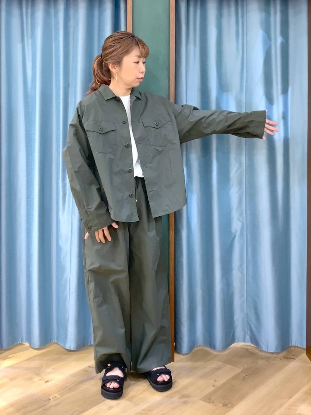 グリーン系のシャツ/ブラウス、ホワイト系のTシャツ/カットソー、グリーン系のその他パンツを着用したレディースの春コーディネートの6枚目の写真