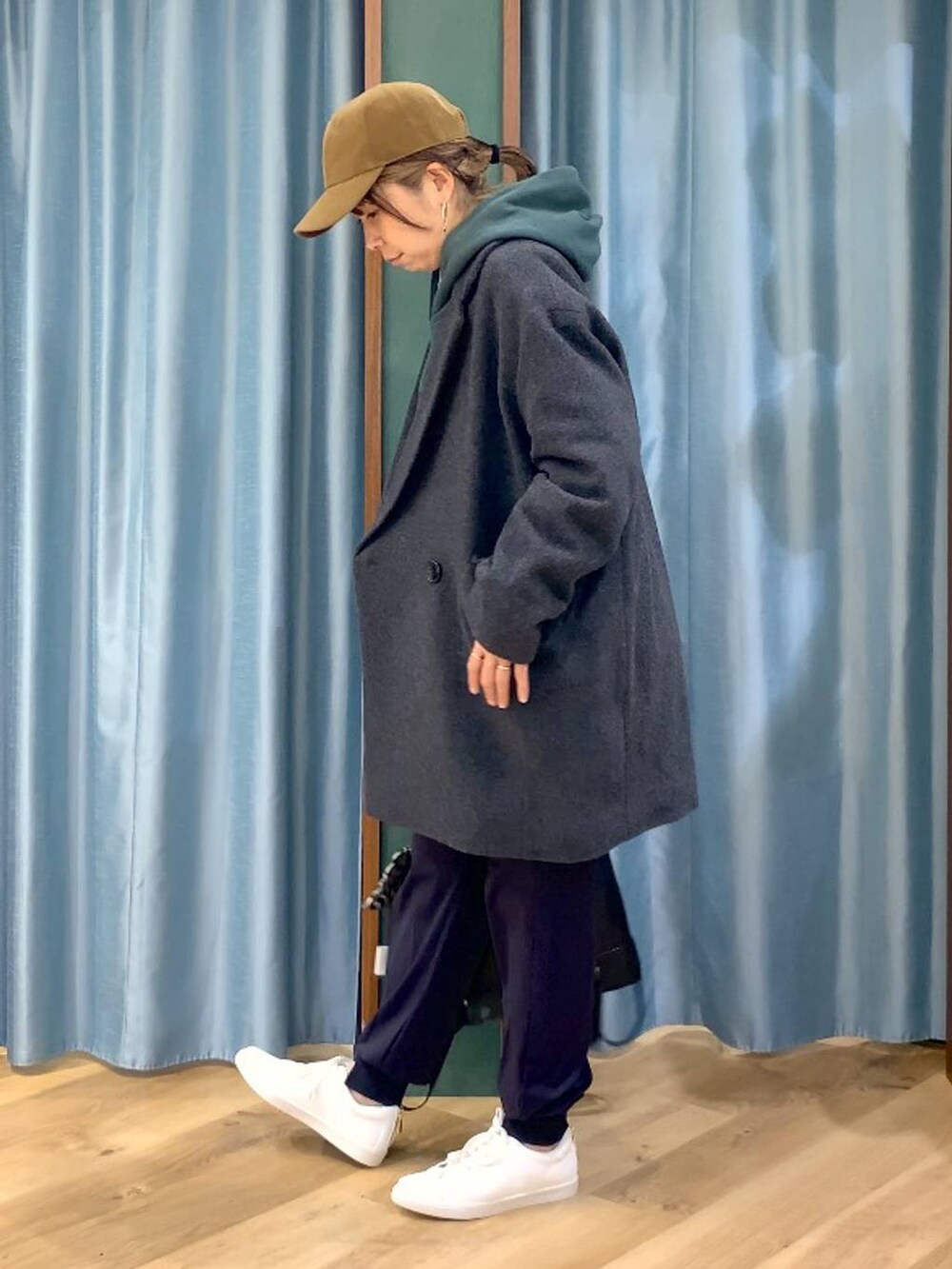 ブラック系のバックパック/リュック、ブルー系のシャツ/ブラウス、グリーン系のパーカーを着用したレディースの秋コーディネートの3枚目の写真