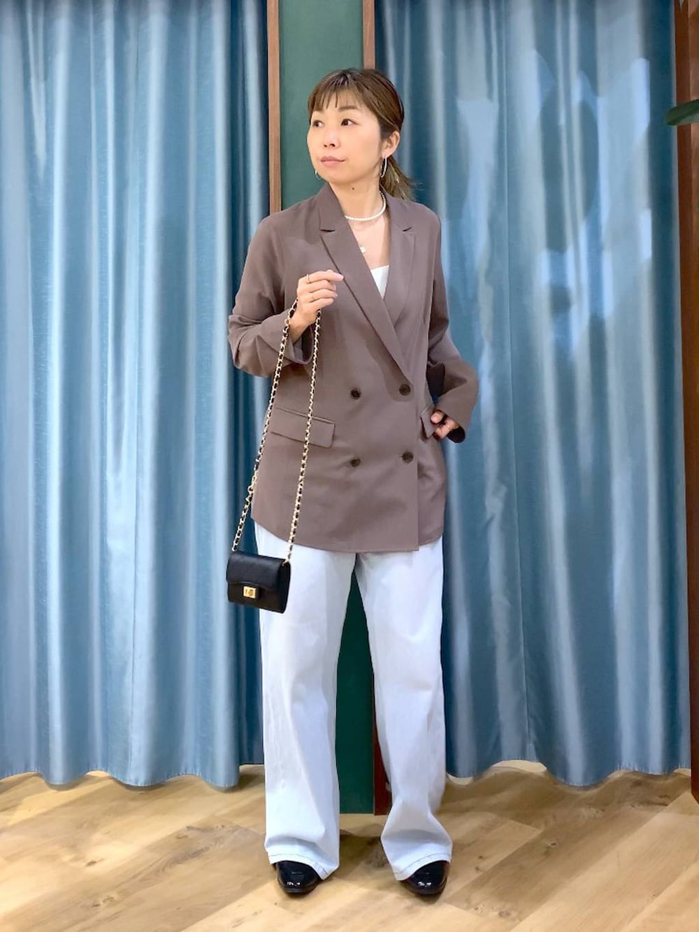 ホワイト系のその他トップス、ブルー系のデニムパンツ、グリーン系のテーラードジャケットを着用したレディースの冬コーディネートの3枚目の写真