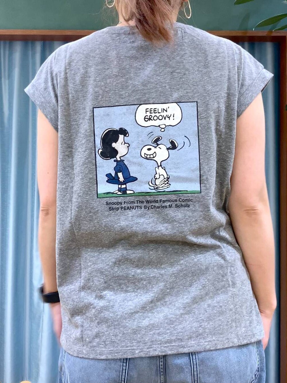 ブルー系のデニムパンツ、ベージュ系のブルゾン、グレー系のTシャツ/カットソーを着用したレディースの春コーディネートの5枚目の写真