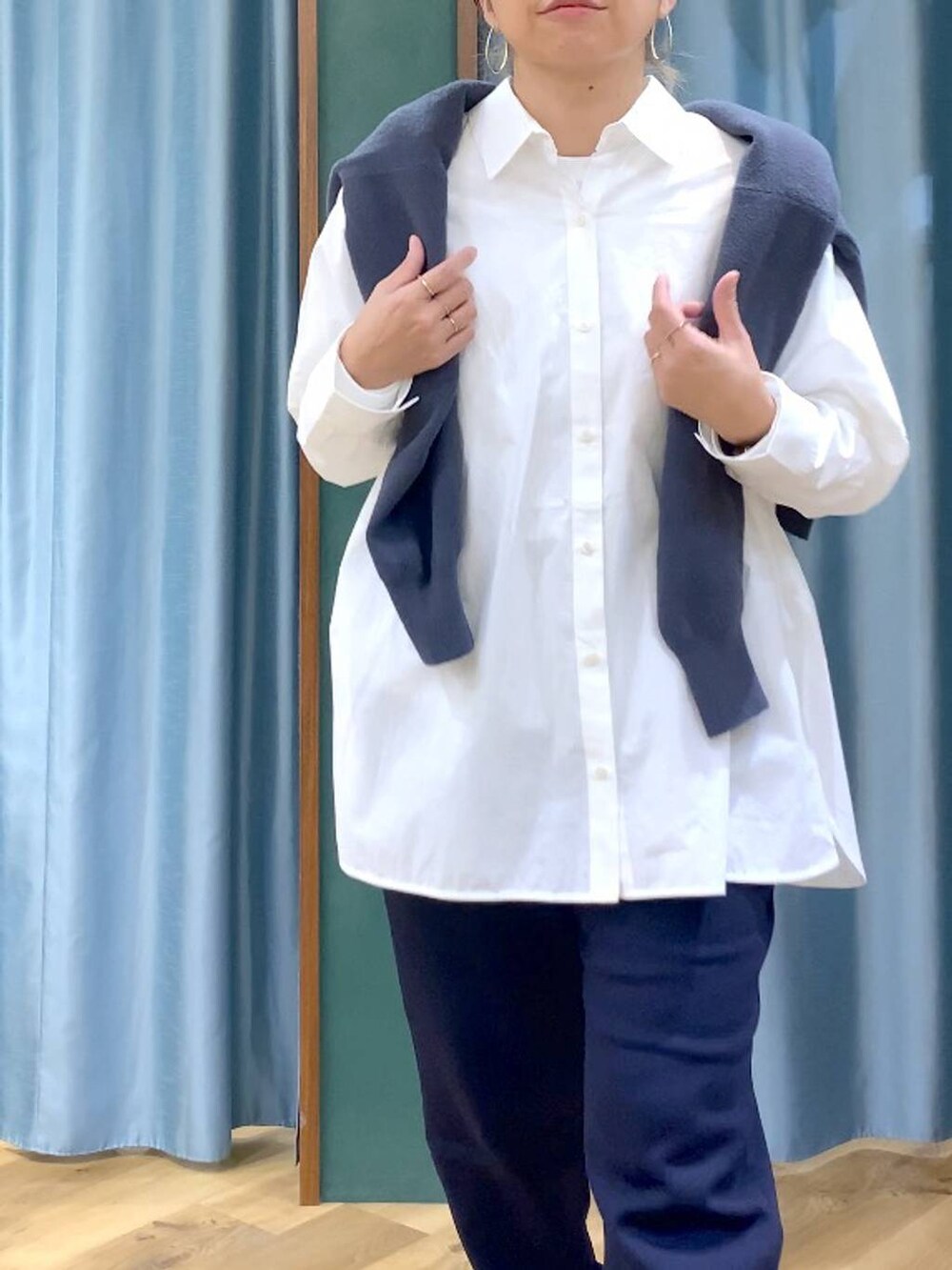 ブラック系のブーツ、ホワイト系のシャツ/ブラウス、グレー系のニット/セーターを着用したレディースの秋コーディネートの5枚目の写真