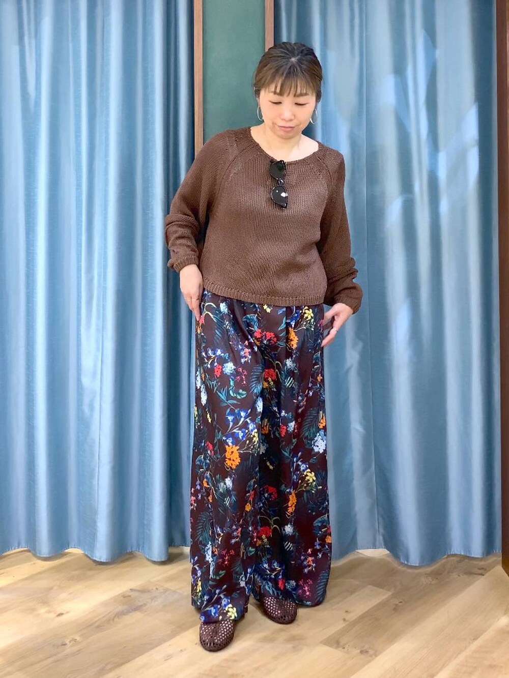 ブラウン系のニット/セーター、ブラウン系のその他パンツ、ブラウン系のスリッポンを着用したレディースの春コーディネートの2枚目の写真