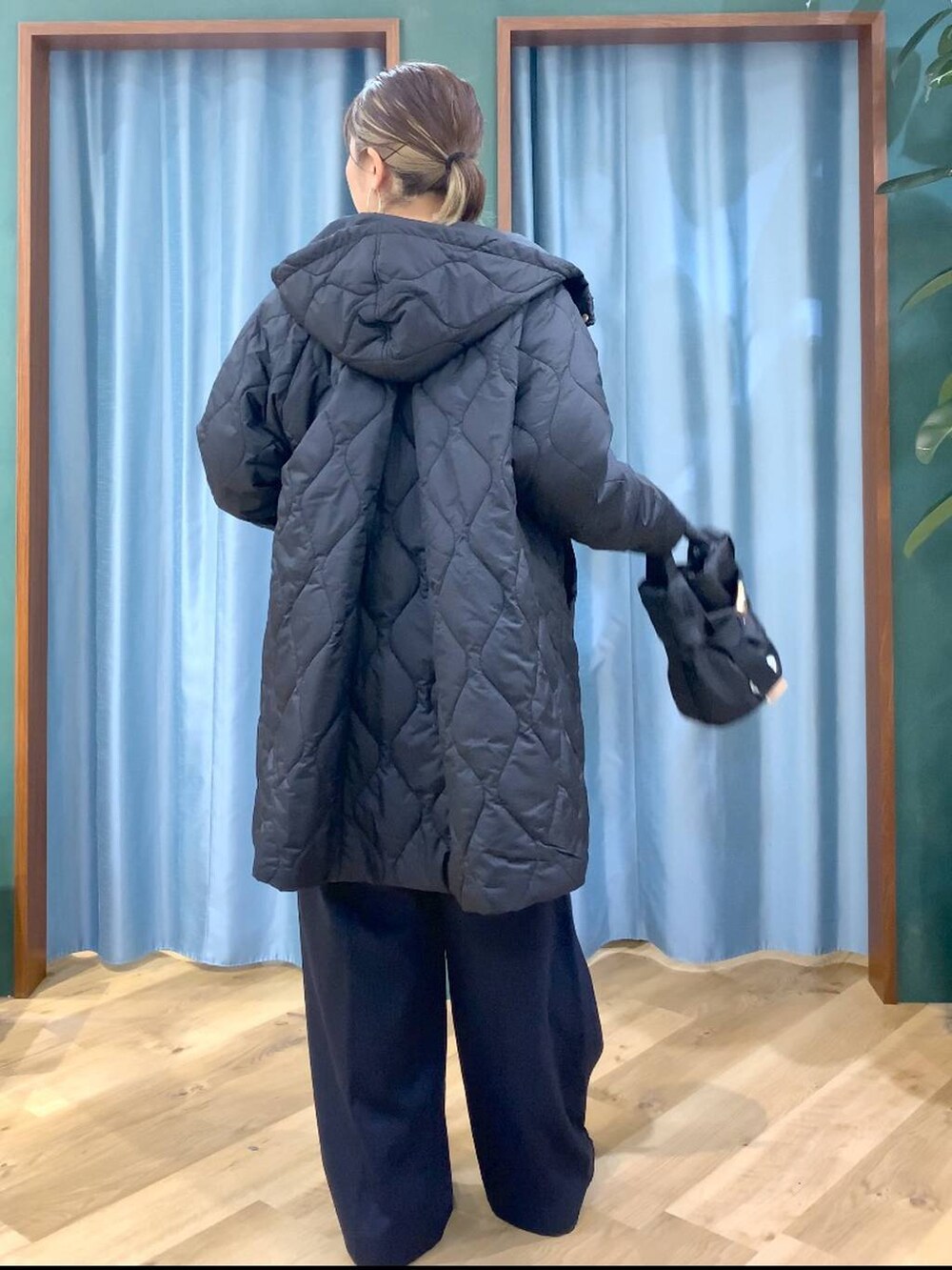 ベージュ系のニット/セーター、ブラック系のブルゾン、ブラック系のローファーを着用したレディースの秋コーディネートの4枚目の写真