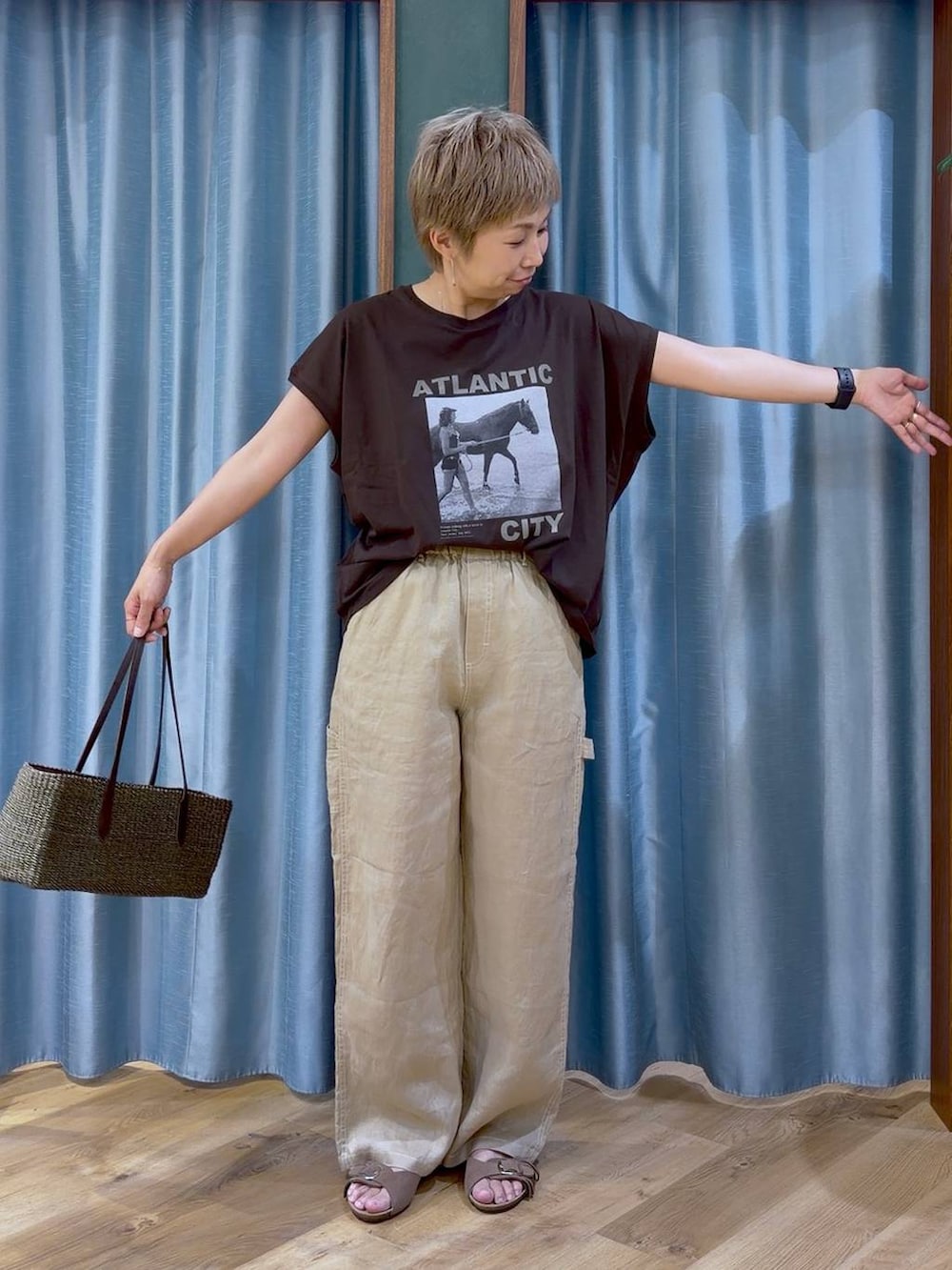 ブラウン系のTシャツ/カットソー、ベージュ系のその他パンツ、ブラウン系のサンダルを着用したレディースの夏コーディネートの6枚目の写真